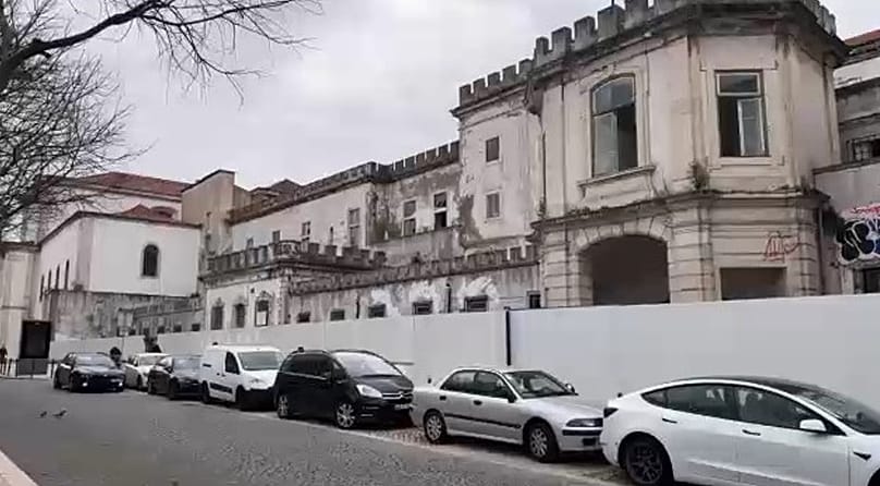 Monumento foi vedado com chapa na última semana