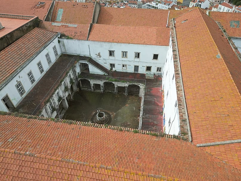 Monumento encontra-se num estado de degradação evidente, com telhas e janelas partidas, infiltrações e paredes grafitadas