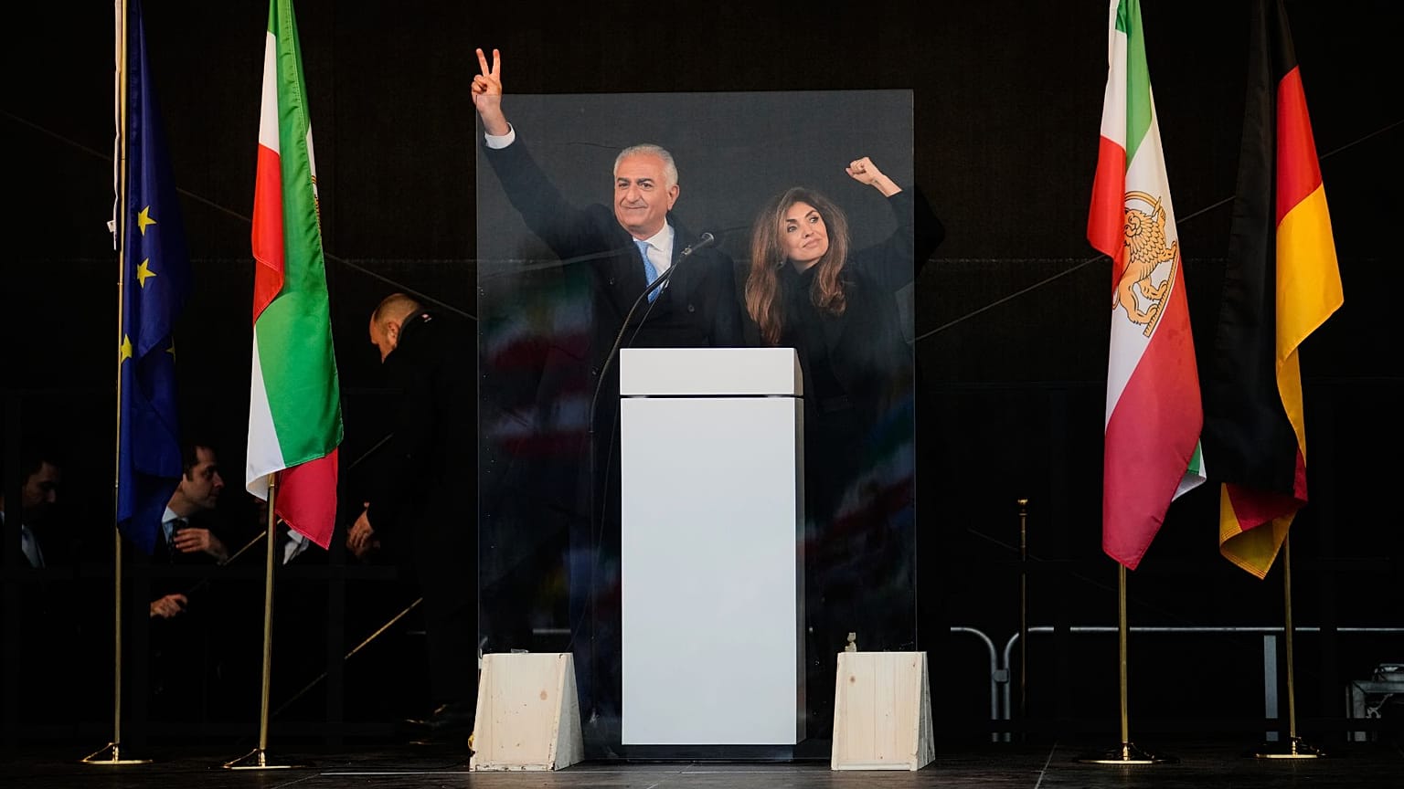 رضا پهلوی و همسرش یاسمین پهلوی در جریان تظاهرات حامیانشان در شهر مونیخ، آلمان، شنبه ۱۴ فوریه ۲۰۲۶ 