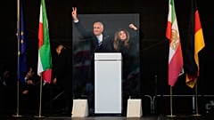 رضا پهلوی و همسرش یاسمین پهلوی در جریان تظاهرات حامیانشان در شهر مونیخ، آلمان، شنبه ۱۴ فوریه ۲۰۲۶ 
