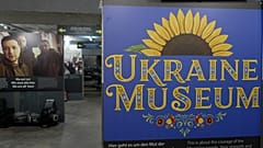 Eingang zu den Ausstellungen des ersten Museums außerhalb der Ukraine über den von Russland entfesselten Krieg.