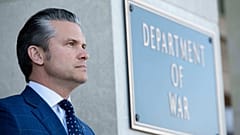 ARCHIV: Verteidigungsminister Pete Hegseth steht vor dem Pentagon in Washington bei einer Begrüßungszeremonie für den japanischen Verteidigungsminister am 15. Januar 2026.