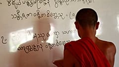 Auf diesem Foto vom Donnerstag, 19. Januar 2012, schreibt ein buddhistischer Karen-Mönch im Unterricht Karen-Schriftzeichen auf ein Whiteboard.