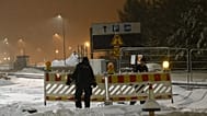 A finn határőrség eltávolítja a kerítéseket a lezárt Vaalimaa határátkelőhelyen Finnország és Oroszország között Virolahti városában, Finnországban, 2023. december 13-án