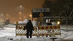 Die finnische Polizei versetzt eine Schranke mit einem Verkehrszeichen
