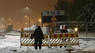 A finn határőrség eltávolítja a kerítéseket a lezárt Vaalimaa határátkelőhelyen Finnország és Oroszország között Virolahti városában, Finnországban, 2023. december 13-án