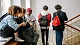 I giovani adulti affrontano una salute mentale in peggioramento e sfide sempre più dure nella vita quotidiana.