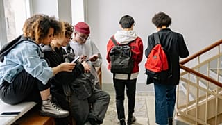 Viele junge Erwachsene kämpfen mit zunehmenden psychischen Problemen und fühlen sich im Alltag immer stärker belastet.