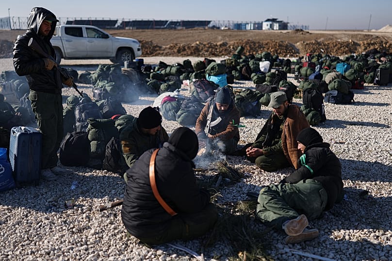 عناصر من القوات الحكومية السورية ينتظرون دخول مخيم الهول في محافظة الحسكة شمال شرقي سوريا، عقب انسحاب "قسد"، الأربعاء 21 يناير 2026.