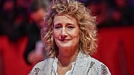 Berlinale-Festivaldirektorin Tricia Tuttle posiert am Donnerstag, den 12. Februar 2026, für Fotografen auf dem roten Teppich der Eröffnungszeremonie der Berlinale