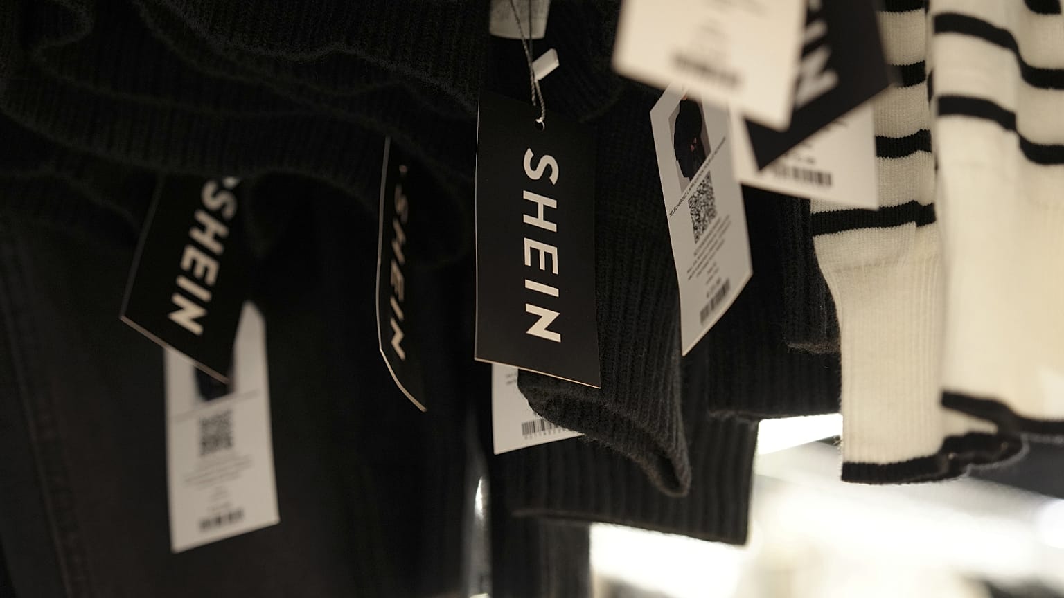 Des vêtements de la marque chinoise Shein sont suspendus dans le grand magasin BHV (Bazar de l'Hôtel de Ville), avant l'ouverture du stand Shein, mardi 4 novembre 2025 à Paris