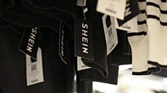 Ropa de Shein colgada en los grandes almacenes BHV (Bazar de l'Hôtel de Ville), antes de la inauguración del stand de Shein el martes 4 de noviembre de 2025 en París