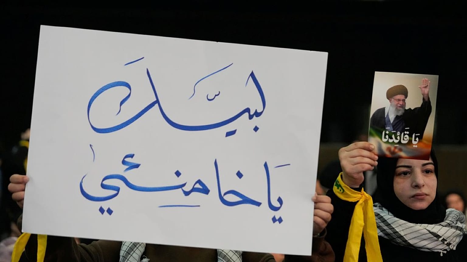 رجل يقف بالقرب من مبنى دمره غارة إسرائيلية في قرية تمنين شرقي لبنان، السبت 21 فبراير/شباط 2026. 