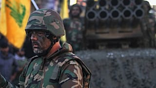 أحد مقاتلي حزب الله أمام منصات إطلاق صواريخ، مدينة النبطية جنوب لبنان، الجمعة 7 نوفمبر/تشرين الثاني 2014. 