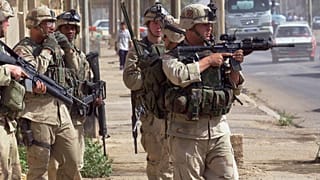 جنود أمريكيون يقومون بدورية في مدينة الفلوجة.