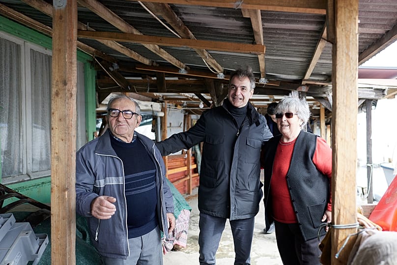 Ο πρωθυπουργός Κυριάκος Μητσοτάκης επισκέπτεται την "Κυρά του Δέλτα", την Άρτεμις Παπακωστίδου, στην καλύβα της,