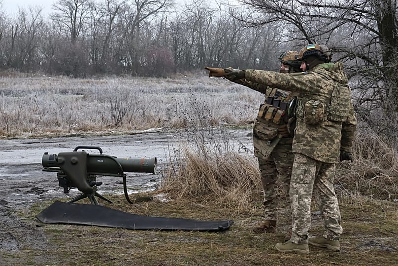 جنود أوكرانيون خلال تدريب ميداني قرب خط الجبهة في منطقة زابوريجيا، بتاريخ 4 يناير 2026.
