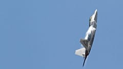 Ein F-22 Raptor der US-Luftwaffe führt auf der Langley Air Force Base in Hampton, Virginia, am Montag, 30. April 2012, Demonstrationsmanöver durch.