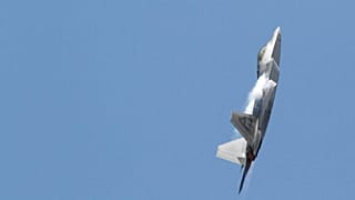 طائرة إف-22 رابتور تابعة لسلاح الجو الأمريكي تُجري مناورات استعراضية في قاعدة لانغلي الجوية في هامبتون، فرجينيا، يوم الاثنين 30 أبريل/نيسان 2012.