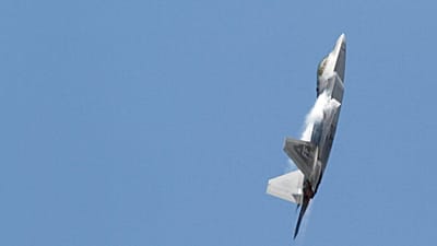 Um F-22 Raptor da Força Aérea dos EUA efectua manobras de demonstração na Base Aérea de Langley em Hampton, Virgínia, segunda-feira, 30 de abril de 2012.