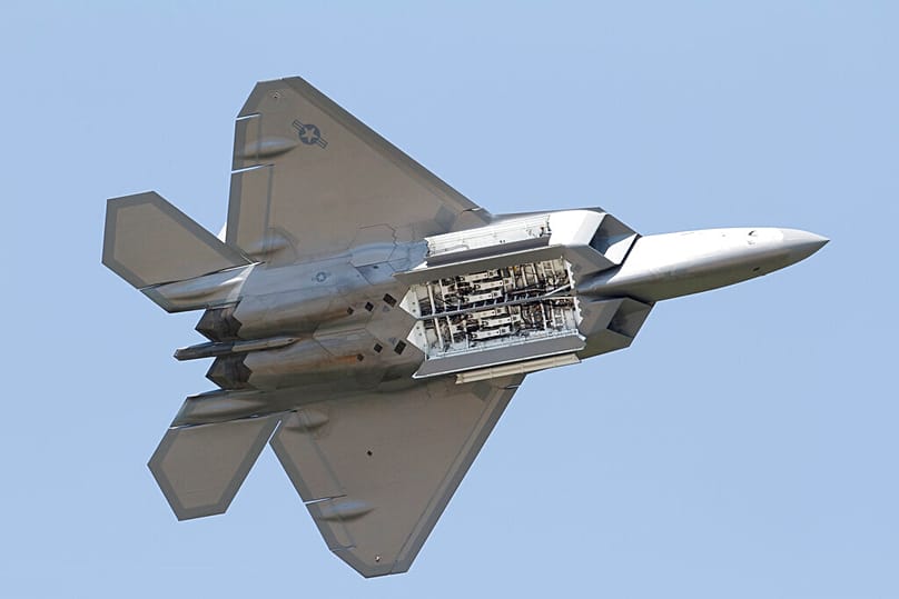  طائرة إف-22 رابتور تابعة لسلاح الجو الأمريكي تقوم بمناورات وأبواب أسلحتها مفتوحة خلال عرض توضيحي في قاعدة لانغلي الجوية في هامبتون، فيرجينيا، يوم الاثنين 30 أبريل 2012.