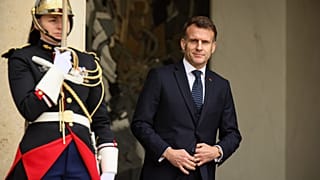 Le président français Emmanuel Macron devant le palais de l'Élysée à Paris, 24 février 2026. 