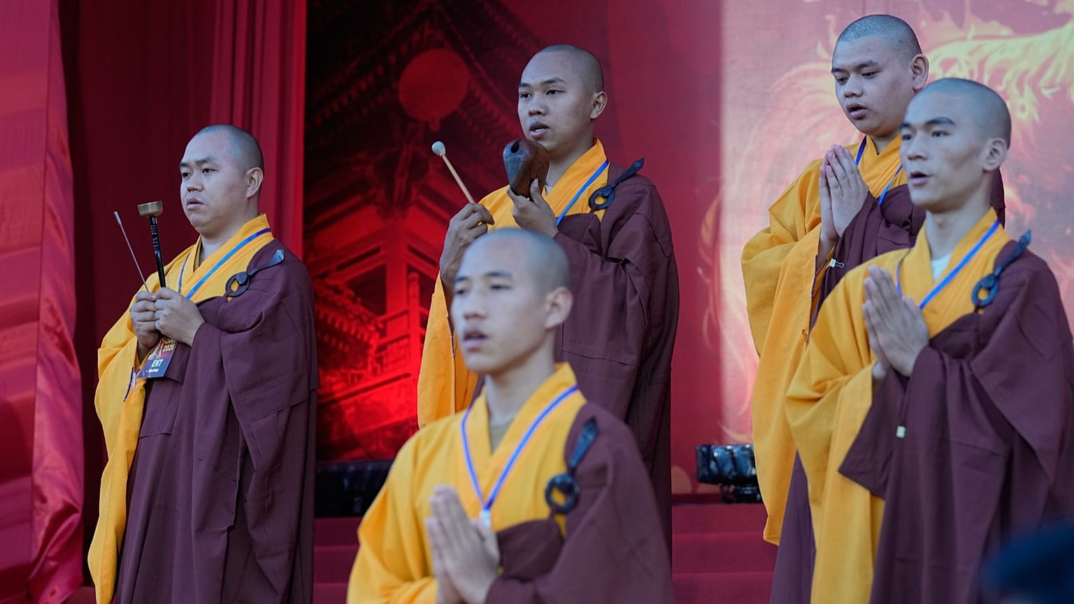 ARCHIVO: Monjes budistas chinos locales rezan durante la celebración del Año Nuevo Lunar del Caballo en el estadio Thuwunna el 14 de febrero de 2026 en Yangon, Myanmar.