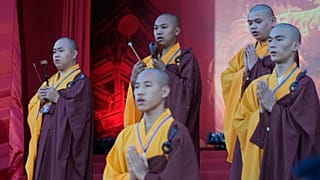 ARCHIVO: Monjes budistas chinos locales rezan durante la celebración del Año Nuevo Lunar del Caballo en el estadio Thuwunna el 14 de febrero de 2026 en Yangon, Myanmar.