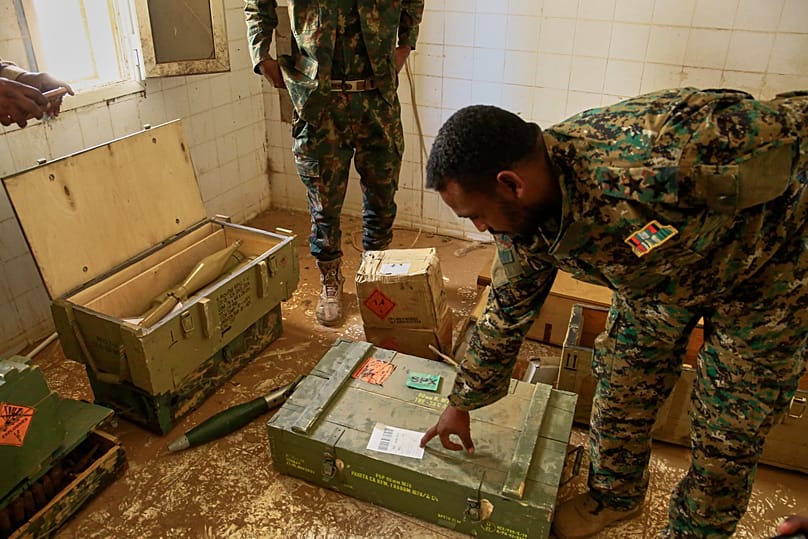 ضباط في الجيش السوداني يتفقدون موقعًا لتخزين أسلحة يعود لقوات الدعم السريع في الخرطوم، السبت، 3 أيار/مايو 2025.