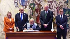 Narendra Modi na visita ao parlamento de Israel acompanhado de Benjamin Netanyahu