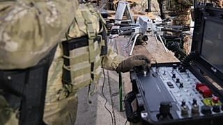 Symbolbild: Ein Soldat bereitet eine SR-X4-Drohne bei einer NATO-Übung nahe Bergen vor, 19. Februar 2026