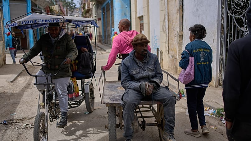 أشخاص يعبرون أحد شوارع هافانا، عاصمة كوبا، الثلاثاء 24 فبراير 2026.