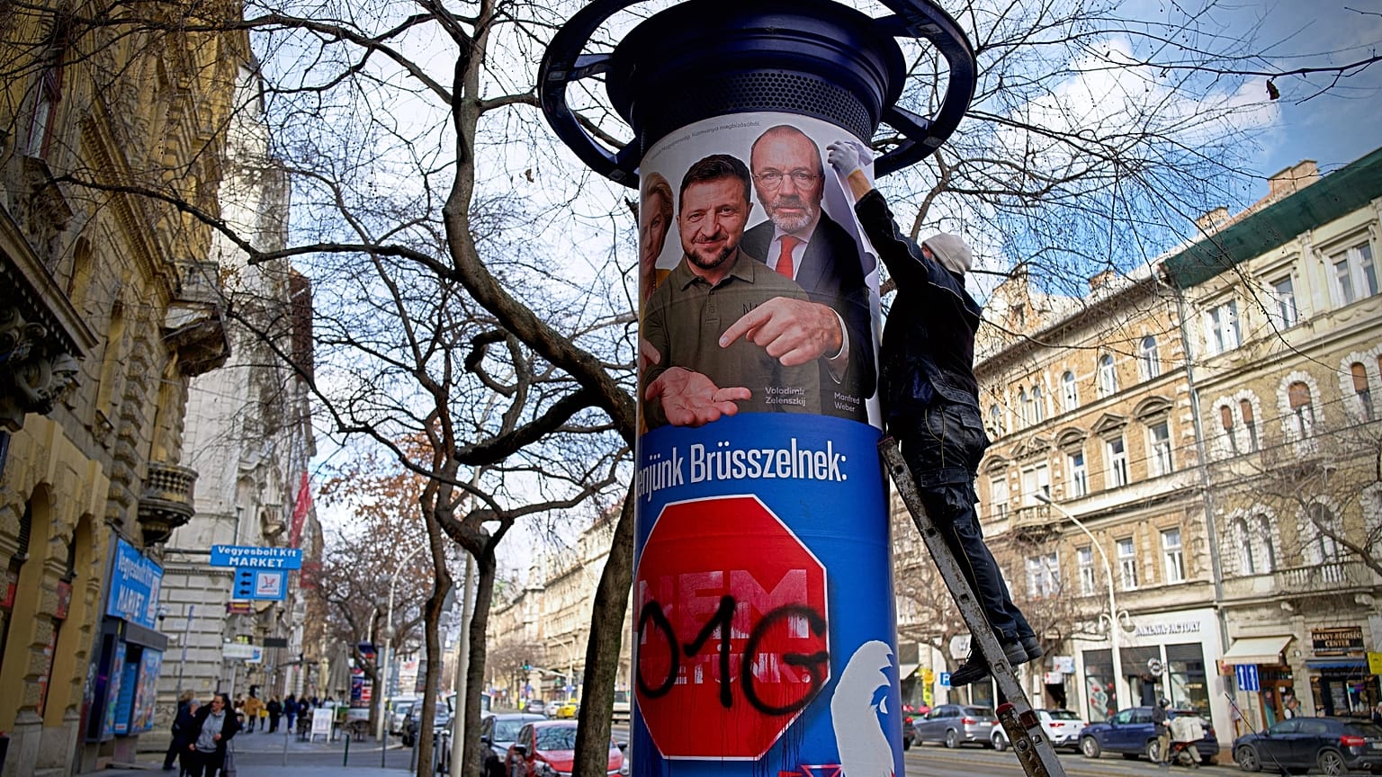  Az áprilistól egyre intenzívebbé váló kampányhajrá közepén új óriásplakátok jelentek meg