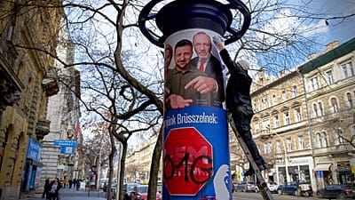  Las nuevas vallas publicitarias aparecieron en medio de la intensificación de la campaña a partir de abril