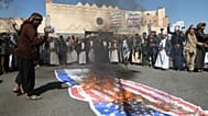 أحرق أنصار الحوثيين أعلاماً أمريكية وإسرائيلية خلال مسيرة أمام السفارة الأمريكية في صنعاء، اليمن، الأربعاء 11 فبراير/شباط 2026. 