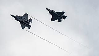 تُظهر هذه الصورة، التي وفّرها سلاح الجو الأميركي، مقاتلتين من طراز F-35، رومانيا، يوم الخميس 24 فبراير/شباط 2022.