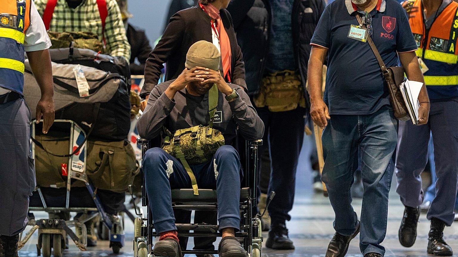 Rusya için savaşmaya gittiği iddia edilen Güney Afrikalı kişiler, Durban kentindeki King Shaka Uluslararası Havalimanı'nda, 25 Şubat 2026