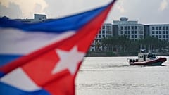 ARCHIVO: Un barco de la Guardia Costera de Estados Unidos espera cerca de barcos con banderas cubanas y estadounidenses que se reúnen, el 23 de julio de 2021.