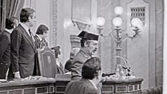 Yarbay Antonio Tejero, Madrid'deki parlamento binasında elinde bir silahla görülüyor, 23 Şubat 1981