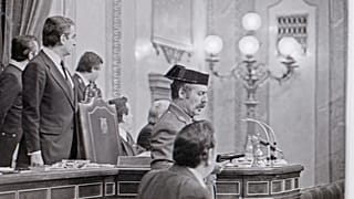 Yarbay Antonio Tejero, Madrid'deki parlamento binasında elinde bir silahla görülüyor, 23 Şubat 1981