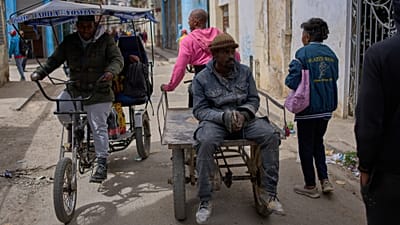 Gente en una calle de La Habana el 24 de febrero de 2026 - ilustración