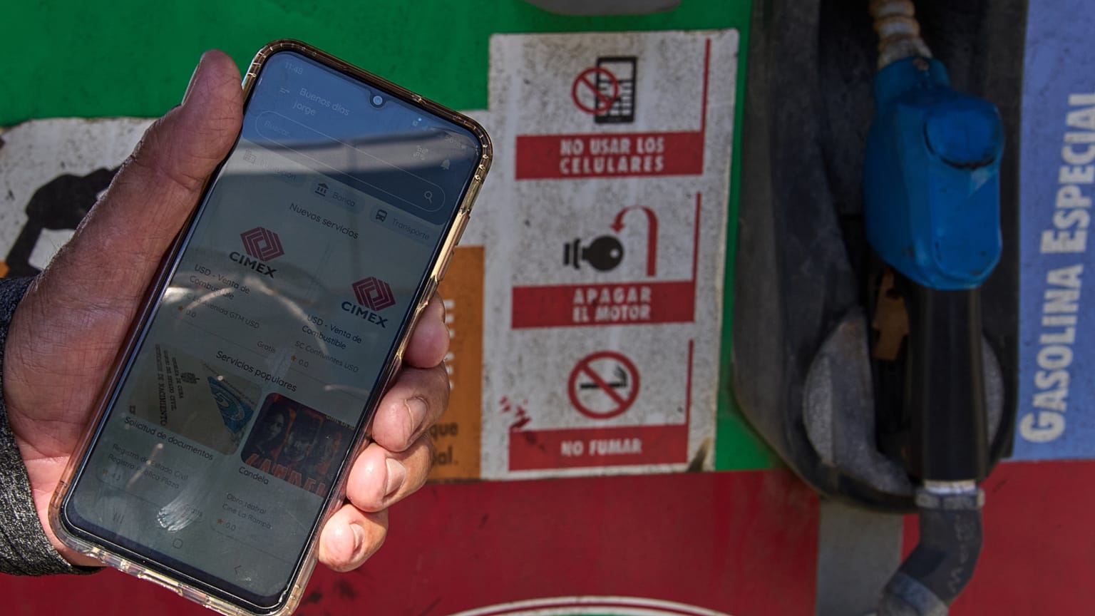 Reformado Jorge Reyes usa a aplicação «El Ticket» para reservar um lugar na fila para comprar gasolina racionada em Havana, Cuba, 16 fevereiro 2026