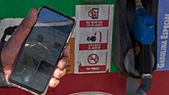 Reformado Jorge Reyes usa a aplicação «El Ticket» para reservar um lugar na fila para comprar gasolina racionada em Havana, Cuba, 16 fevereiro 2026