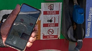 Reformado Jorge Reyes usa a aplicação «El Ticket» para reservar um lugar na fila para comprar gasolina racionada em Havana, Cuba, 16 fevereiro 2026