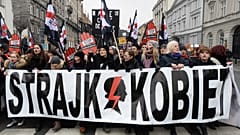 Protestocularun, Polonya'nın zaten kısıtlayıcı olan kürtaj yasasını daha da sıkılaştırma çabalarına karşı Varşova'daki gösterileri. / 23 Mart 2018 Pankart: "Kadın Grevi"