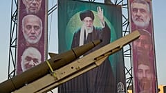 موشک ایرانی و تصویر علی خامنه‌ای، رهبر جمهوری اسلامی ایران