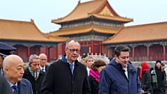 Bundeskanzler Friedrich Merz steht in der Mitte, an seiner Seite Dominic Hosner, Direktor des Deutschen Archäologischen Instituts (DAI) in Peking.