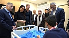 Harry und Meghan besuchen verletzte Patientinnen und Patienten aus dem Gazastreifen, die derzeit medizinisch behandelt werden.