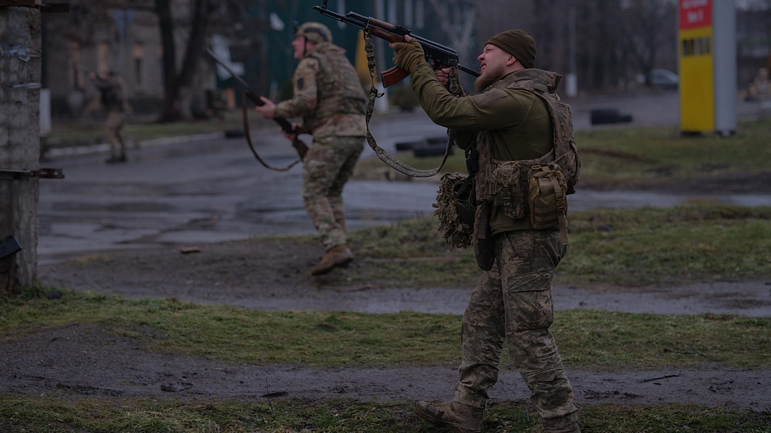 جنود أوكرانيون يستهدفون مسيّرة روسية على جبهة دروجكيفكا، دونيتسك، 25 فبراير/شباط 2026.