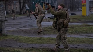 جنود أوكرانيون يستهدفون مسيّرة روسية على جبهة دروجكيفكا، دونيتسك، 25 فبراير/شباط 2026.